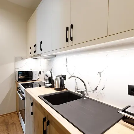 Апартаменты Lumora Living Spacious Free Wifi Гирокастра