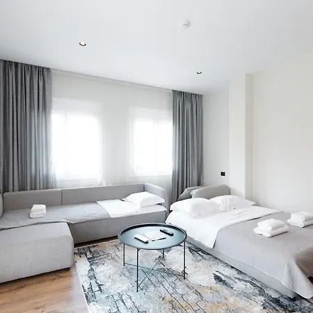 Апартаменты Lumora Living Spacious Free Wifi Гирокастра