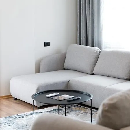 Lumora Living Spacious Free Wifi ジロカストラ